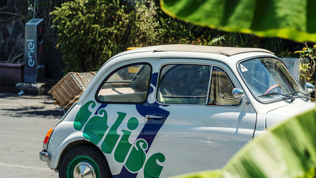 La Fiat 500 con il marchio Calise tra il verde di Ischia
